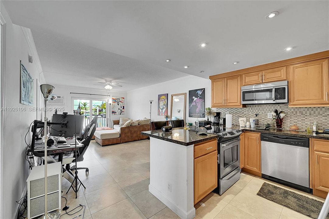 出租: $3,700 (2 贝兹, 1 浴室, 756 平方英尺)