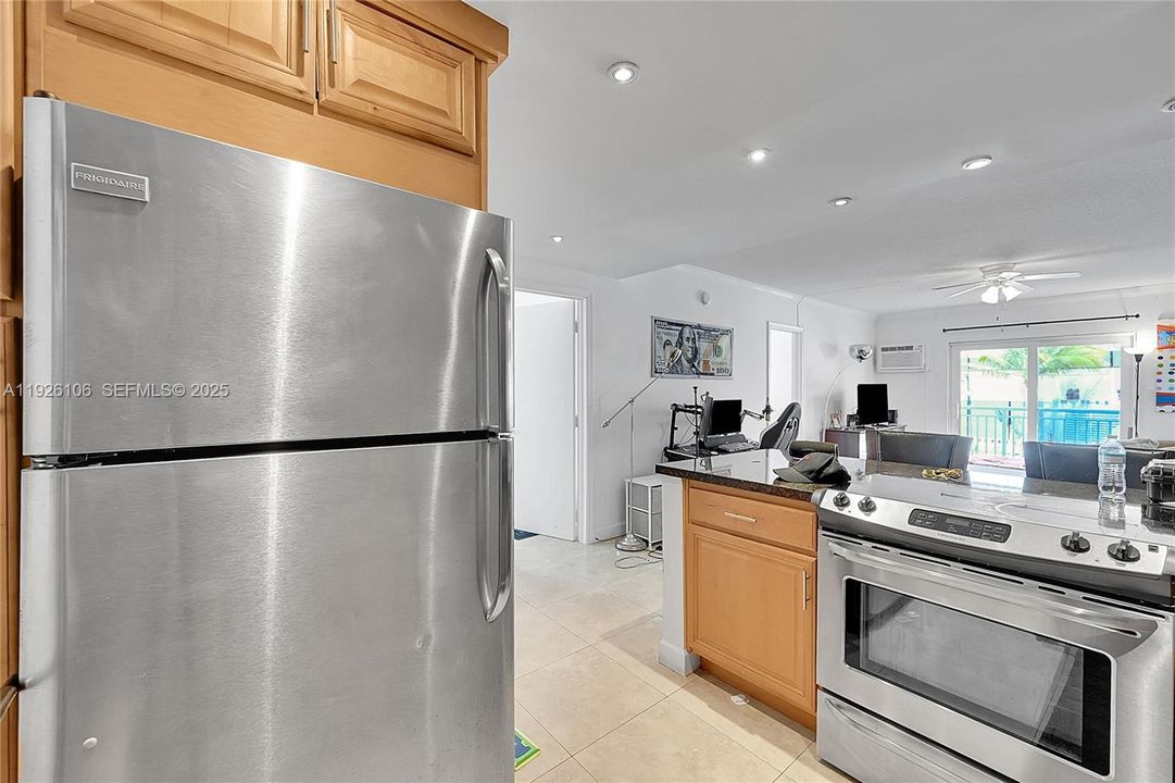 出租: $3,700 (2 贝兹, 1 浴室, 756 平方英尺)