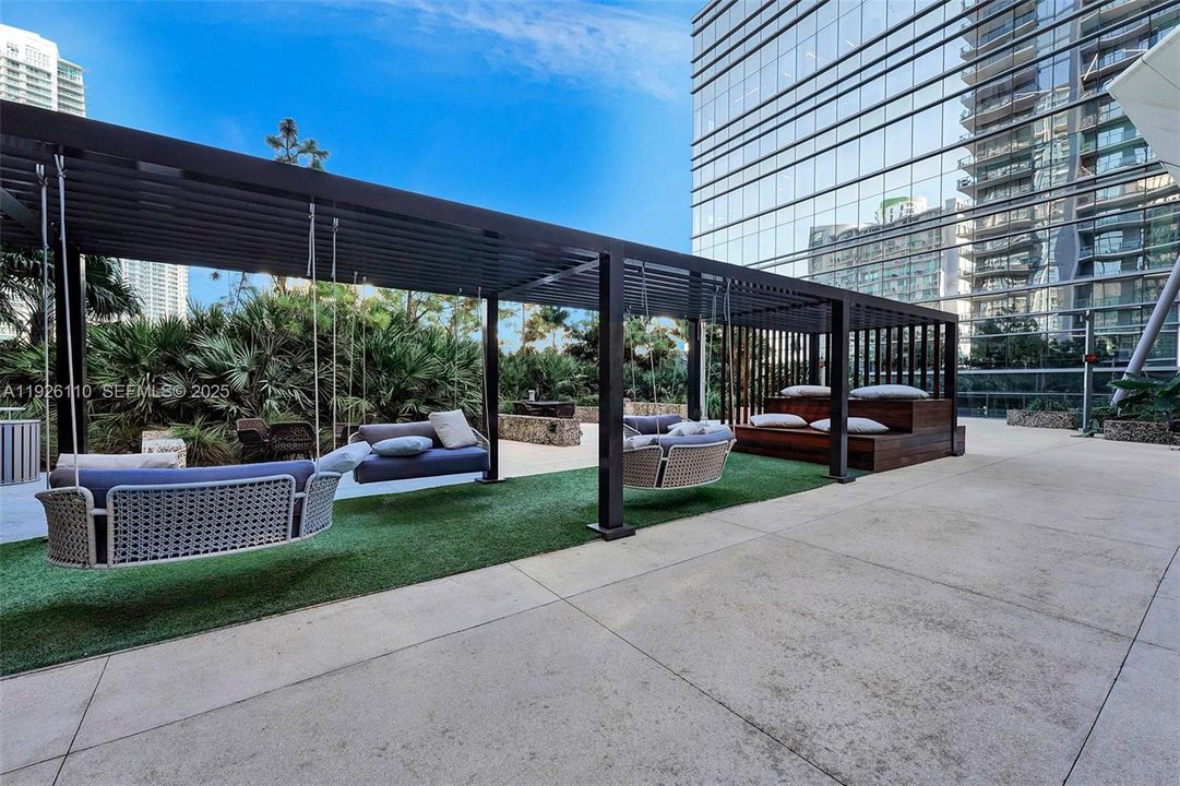 For Rent: $4,550 (1 beds, 1 baths, 886 Square Feet)