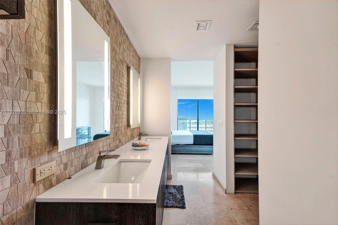 For Rent: $4,550 (1 beds, 1 baths, 886 Square Feet)