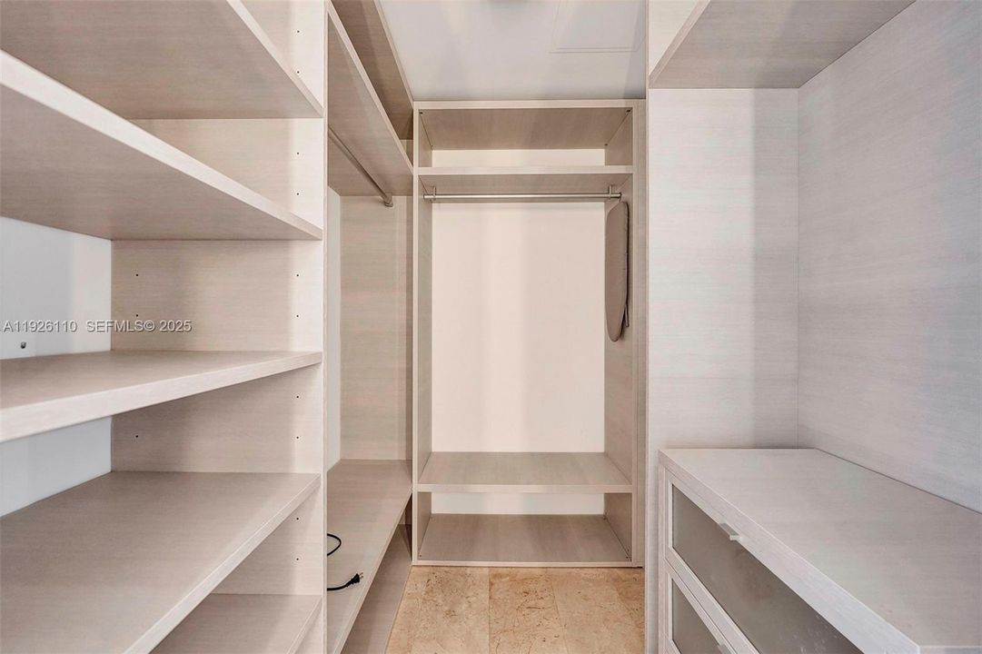 For Rent: $4,550 (1 beds, 1 baths, 886 Square Feet)