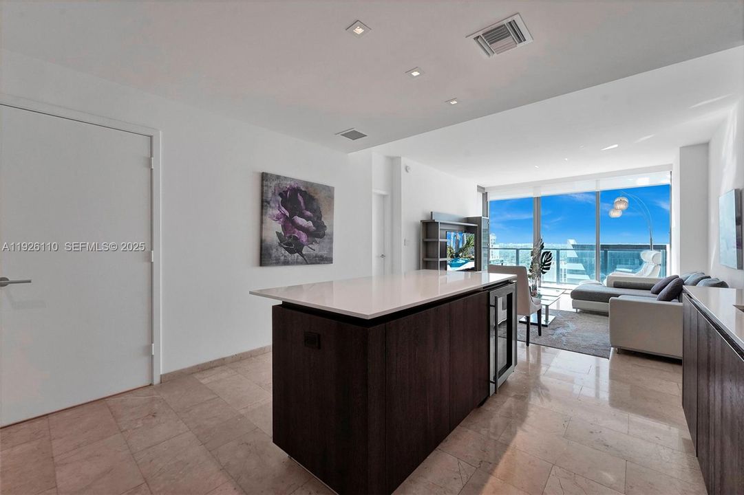 For Rent: $4,550 (1 beds, 1 baths, 886 Square Feet)