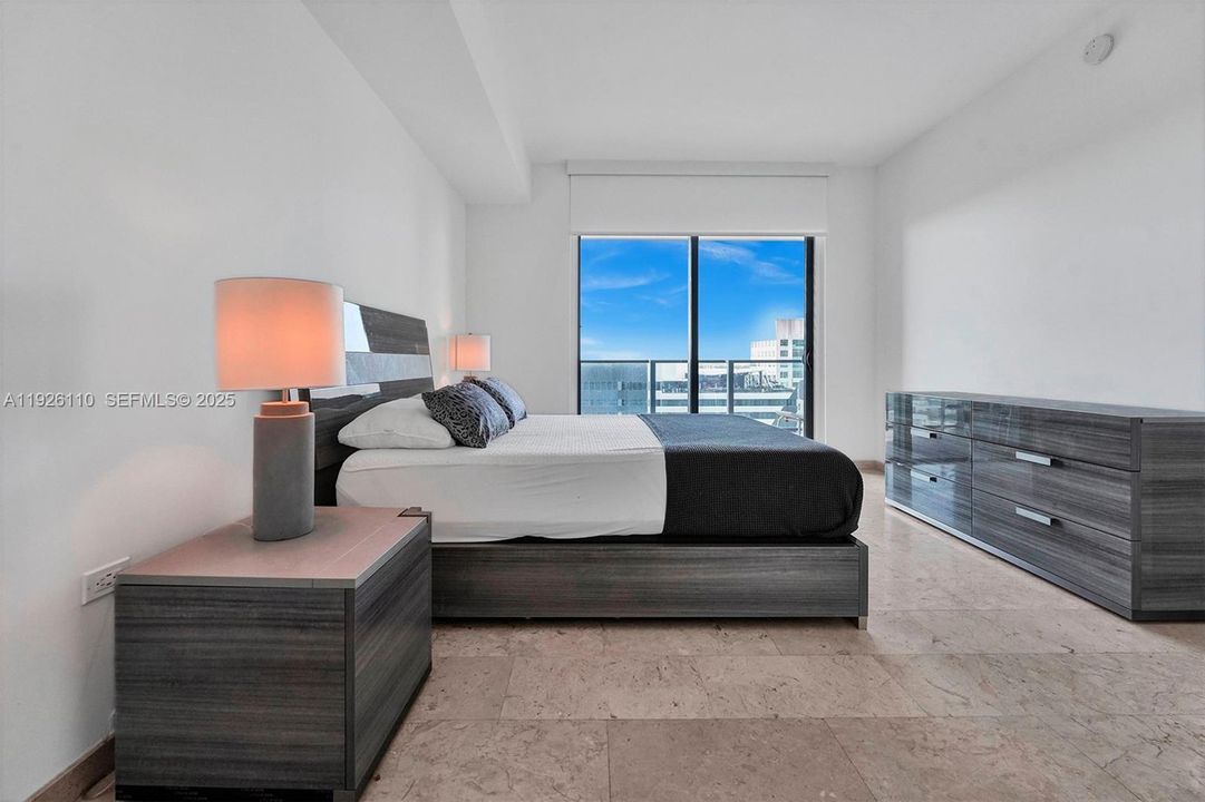 For Rent: $4,550 (1 beds, 1 baths, 886 Square Feet)