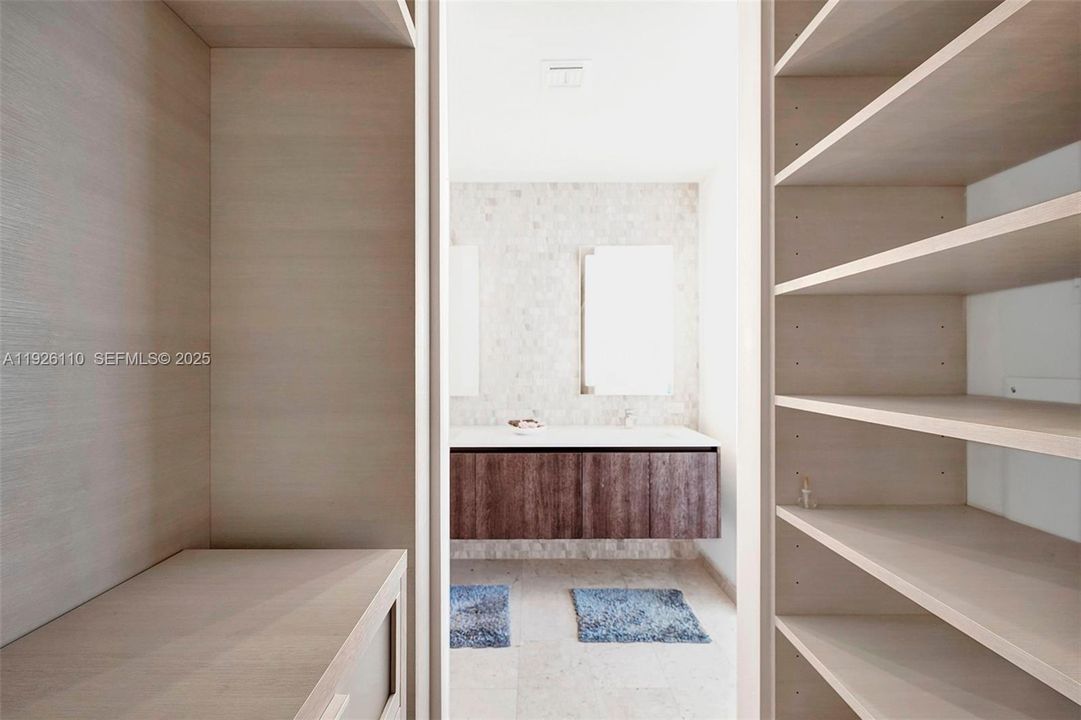 For Rent: $4,550 (1 beds, 1 baths, 886 Square Feet)