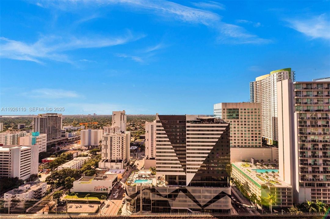 For Rent: $4,550 (1 beds, 1 baths, 886 Square Feet)