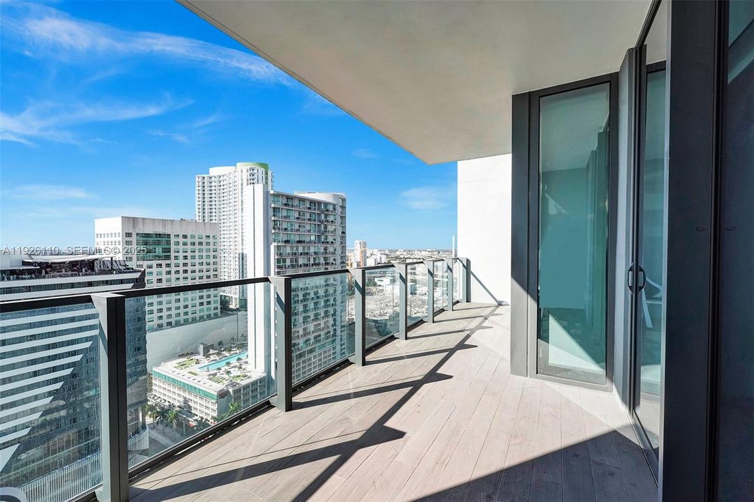 For Rent: $4,550 (1 beds, 1 baths, 886 Square Feet)