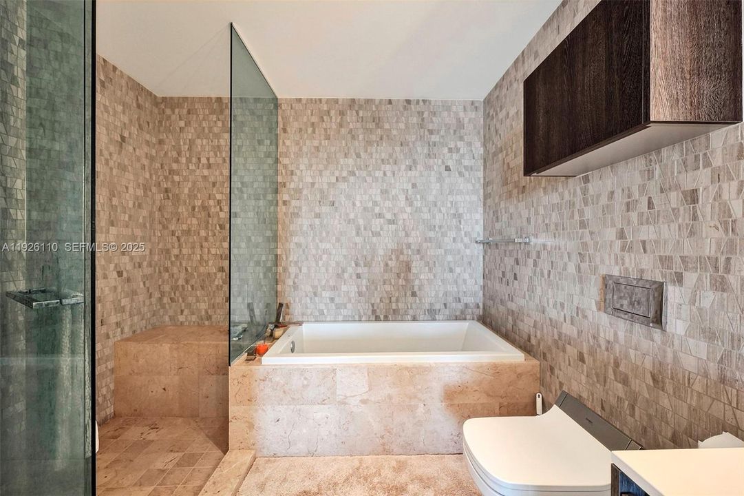 For Rent: $4,550 (1 beds, 1 baths, 886 Square Feet)