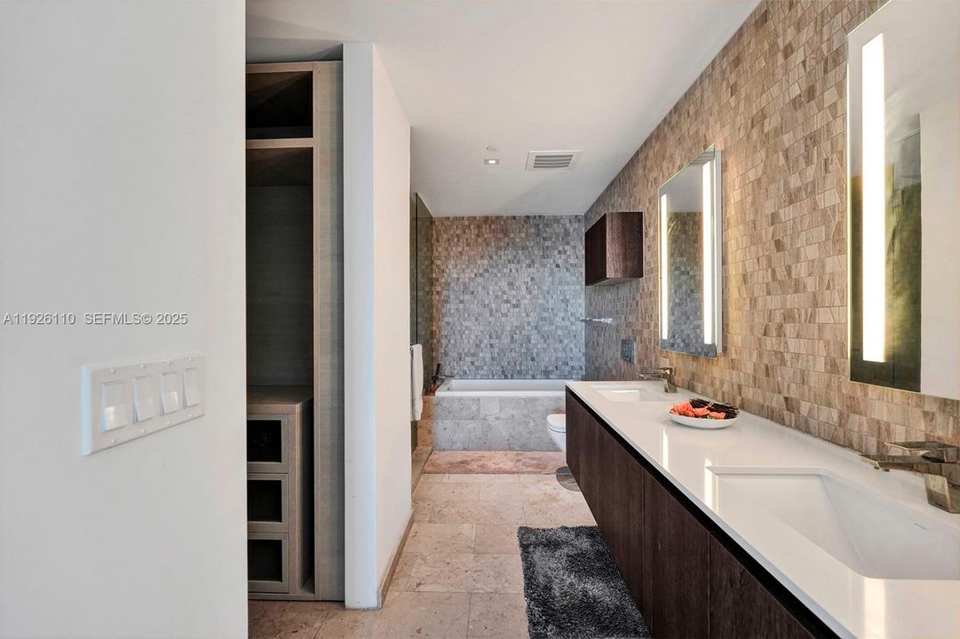 For Rent: $4,550 (1 beds, 1 baths, 886 Square Feet)