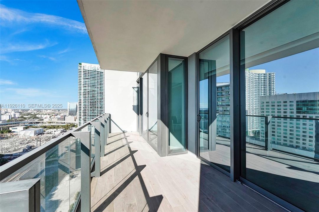 For Rent: $4,550 (1 beds, 1 baths, 886 Square Feet)