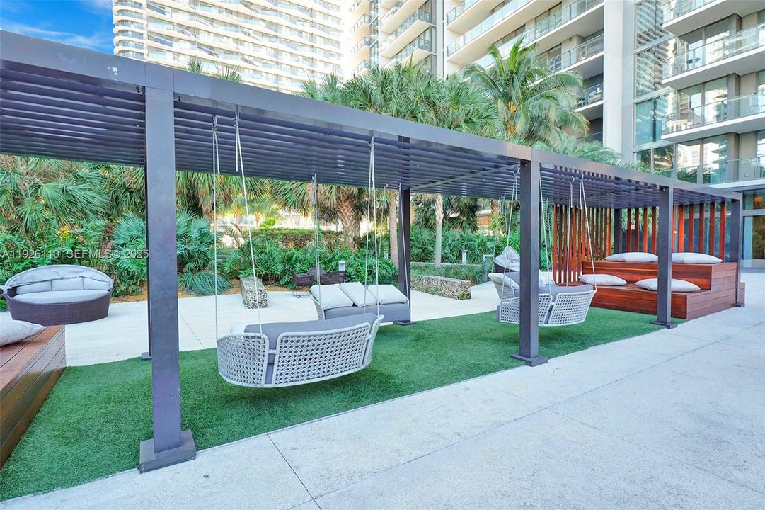 For Rent: $4,550 (1 beds, 1 baths, 886 Square Feet)