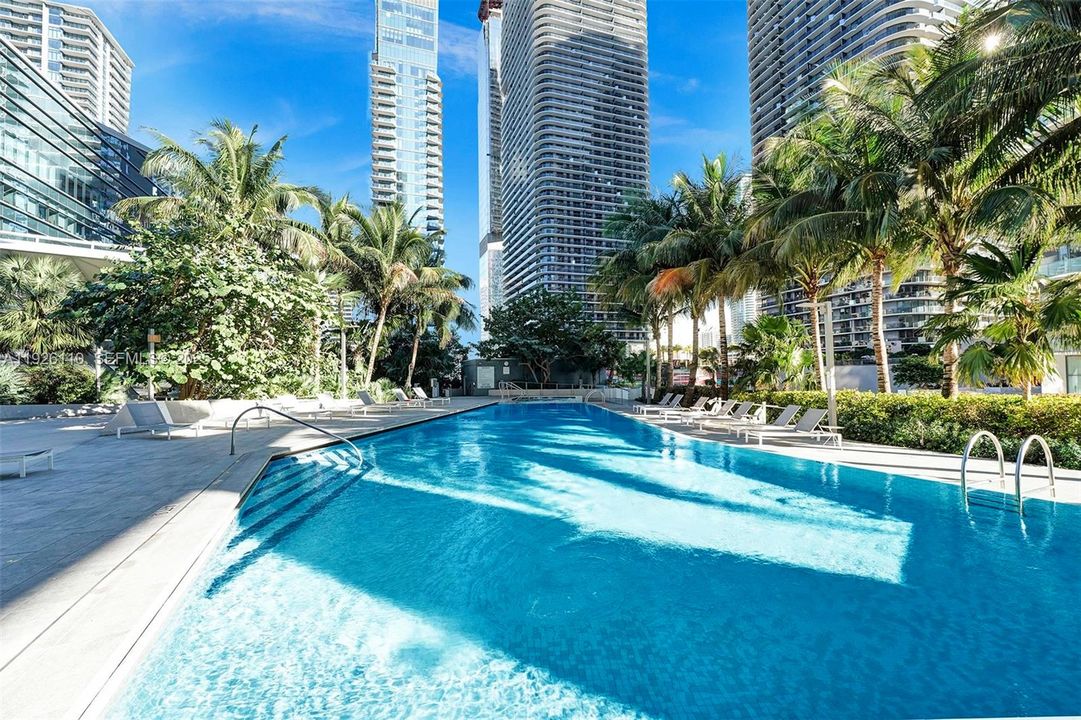 For Rent: $4,550 (1 beds, 1 baths, 886 Square Feet)