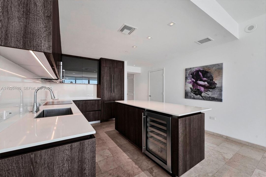 For Rent: $4,550 (1 beds, 1 baths, 886 Square Feet)