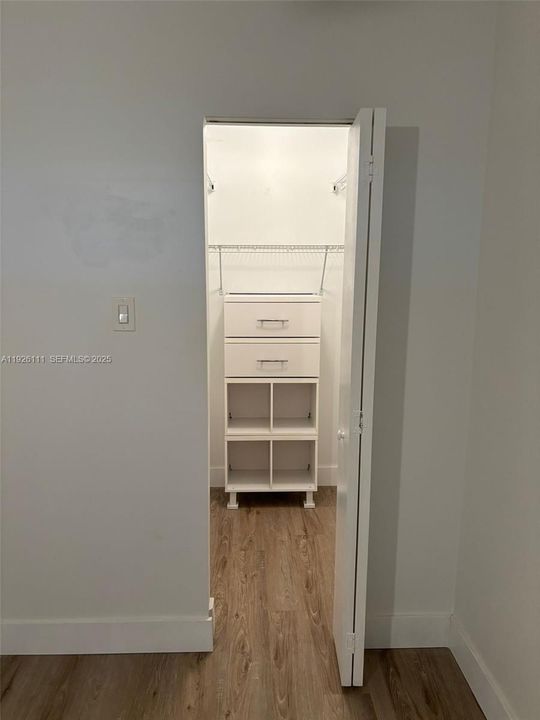 For Rent: $1,800 (1 beds, 1 baths, 693 Square Feet)