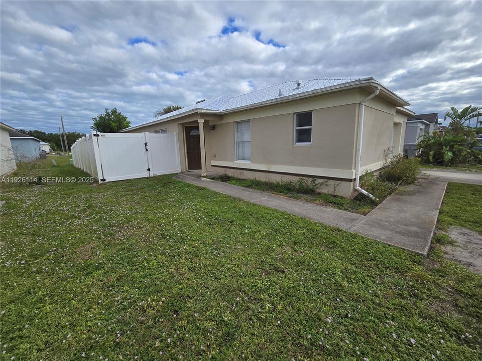 出租: $2,000 (4 贝兹, 2 浴室, 1297 平方英尺)