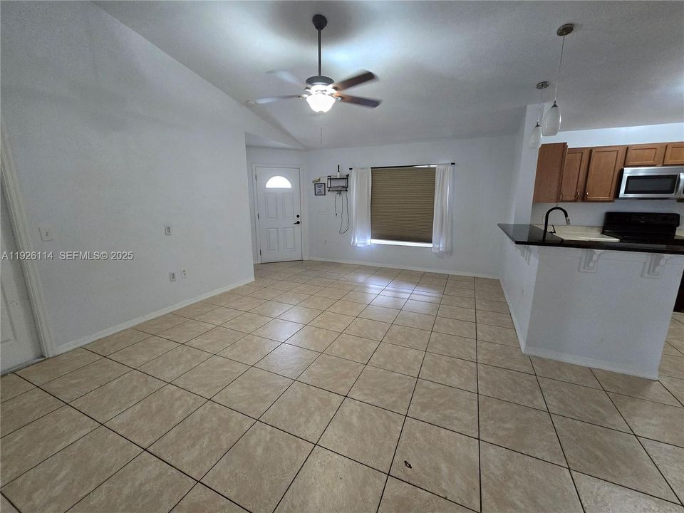 出租: $2,000 (4 贝兹, 2 浴室, 1297 平方英尺)