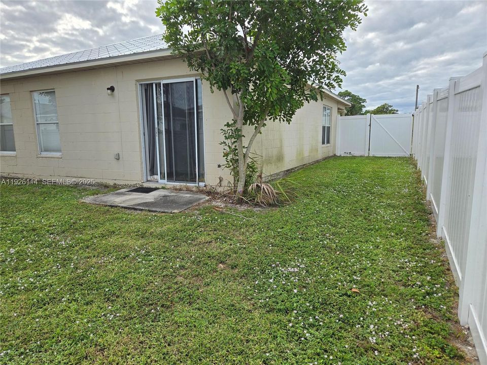 出租: $2,000 (4 贝兹, 2 浴室, 1297 平方英尺)