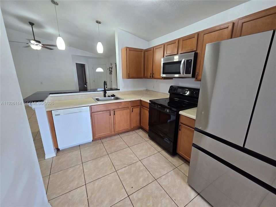 出租: $2,000 (4 贝兹, 2 浴室, 1297 平方英尺)