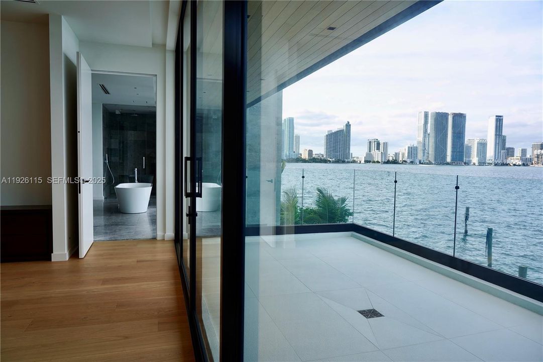 На продажу: $18,990,000 (6 спален, 6 ванн, 6452 Квадратных фут)