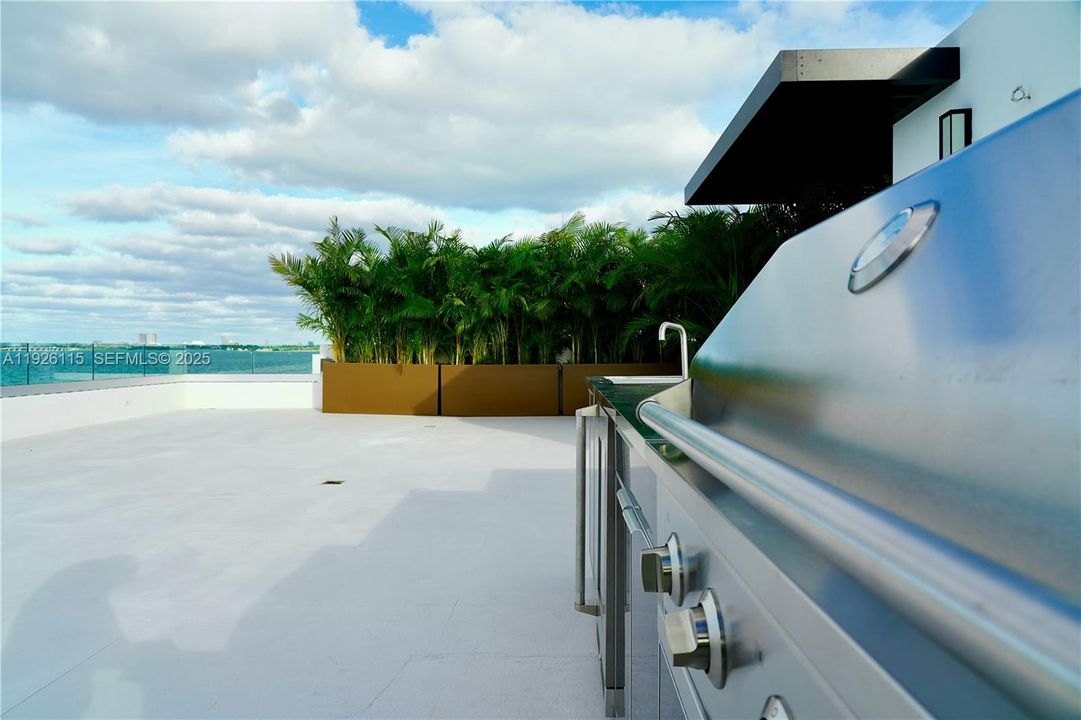 На продажу: $18,990,000 (6 спален, 6 ванн, 6452 Квадратных фут)