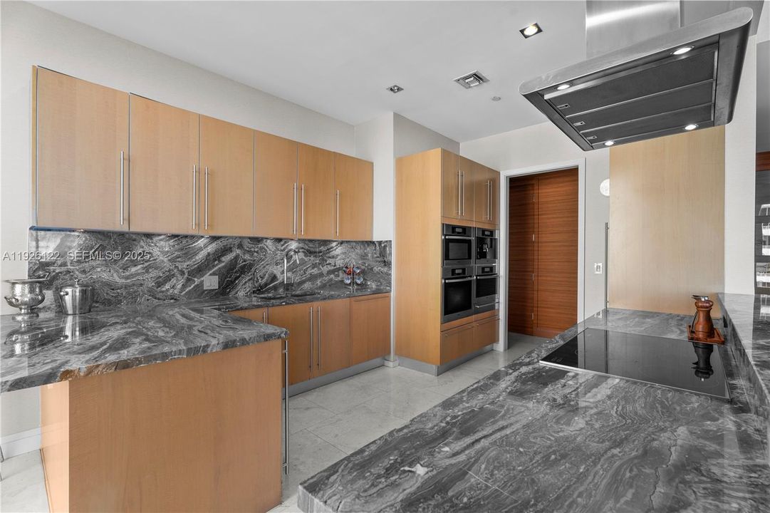 待售: $2,900,000 (2 贝兹, 2 浴室, 2377 平方英尺)