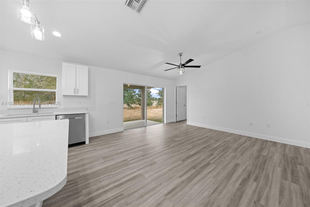 На продажу: $0 (3 спален, 2 ванн, 1484 Квадратных фут)