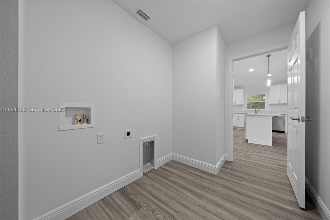 На продажу: $0 (3 спален, 2 ванн, 1484 Квадратных фут)