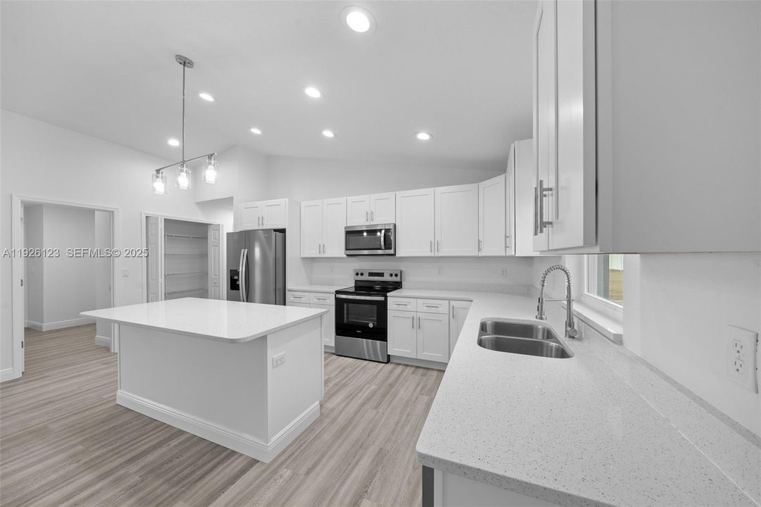 На продажу: $0 (3 спален, 2 ванн, 1484 Квадратных фут)