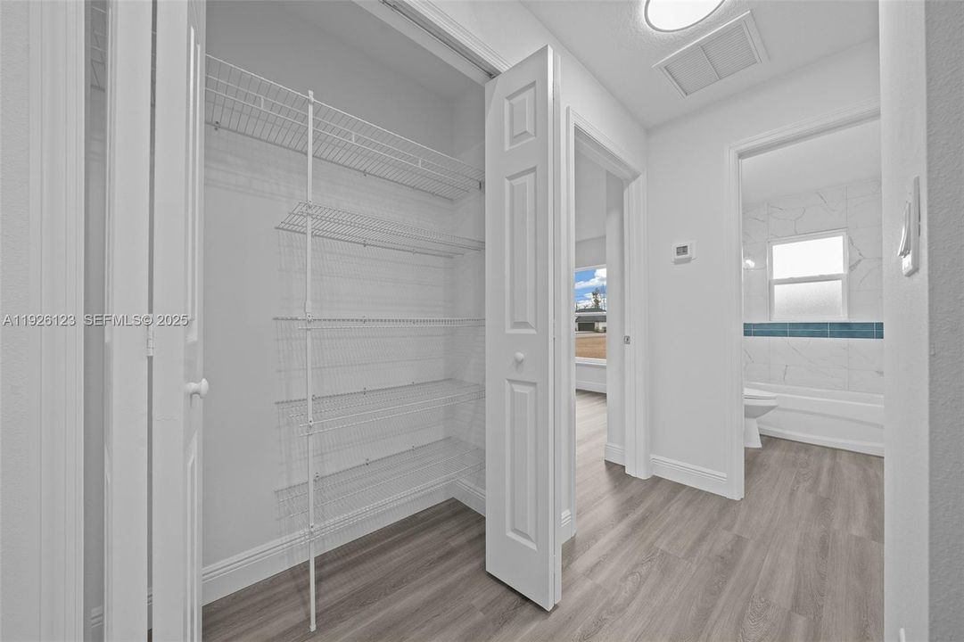 На продажу: $0 (3 спален, 2 ванн, 1484 Квадратных фут)