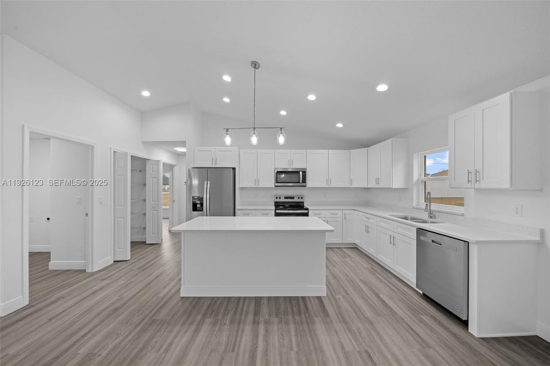 На продажу: $0 (3 спален, 2 ванн, 1484 Квадратных фут)