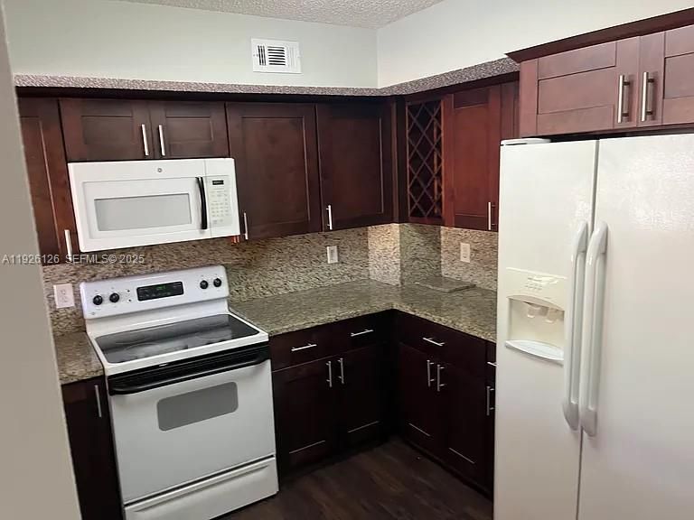 For Rent: $2,300 (2 beds, 2 baths, 1090 Square Feet)