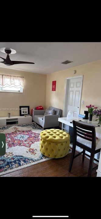 出租: $1,350 (1 贝兹, 1 浴室, 2098 平方英尺)