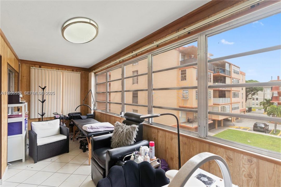 出租: $2,200 (2 贝兹, 1 浴室, 998 平方英尺)