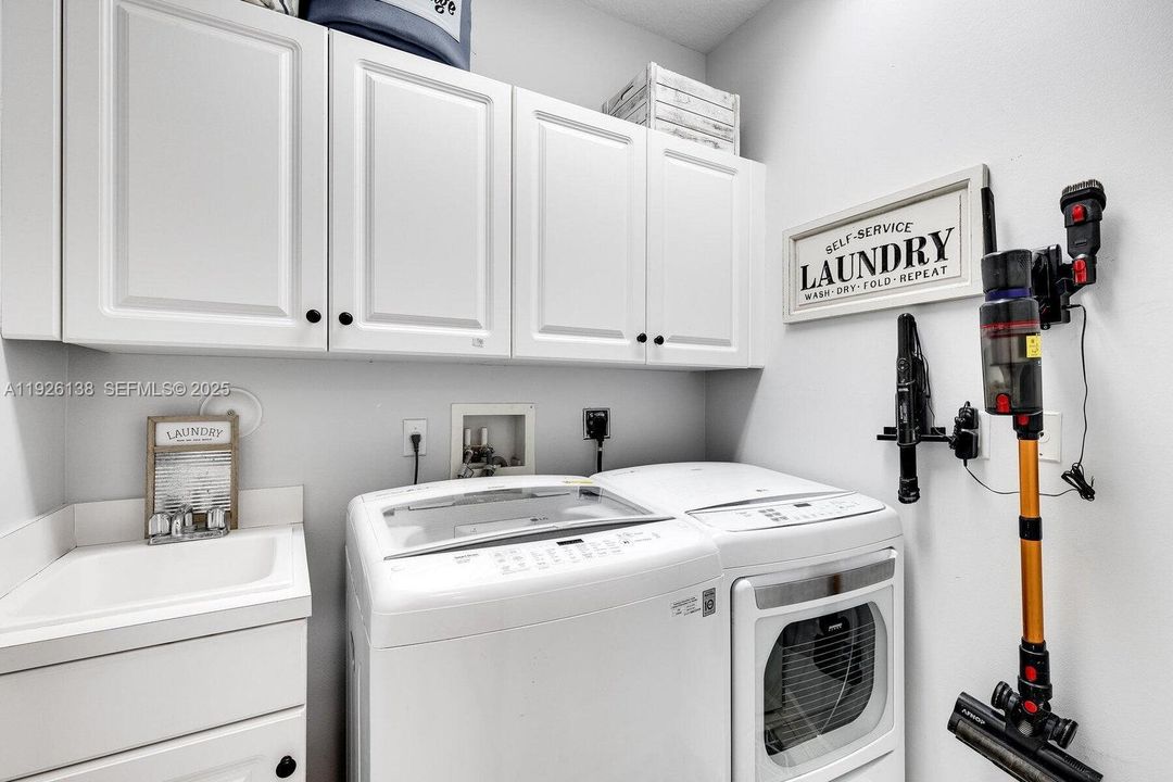 En Venta: $585,000 (3 camas, 2 baños, 1991 Pies cuadrados)