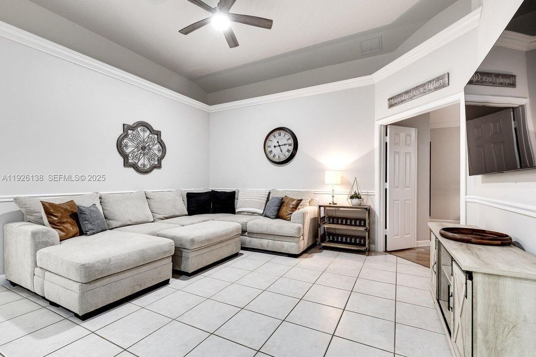 En Venta: $585,000 (3 camas, 2 baños, 1991 Pies cuadrados)