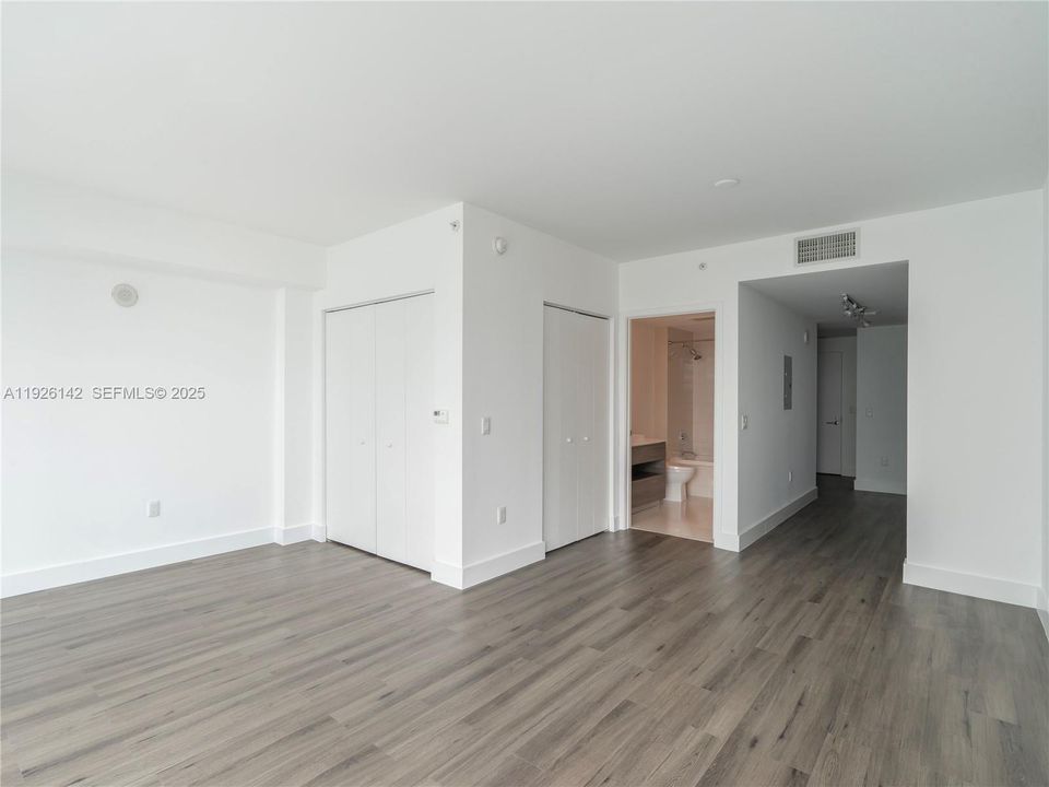 For Sale: $370,000 (0 beds, 1 baths, 531 Square Feet)