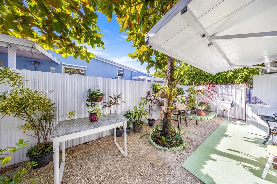 待售: $430,000 (5 贝兹, 3 浴室, 1720 平方英尺)