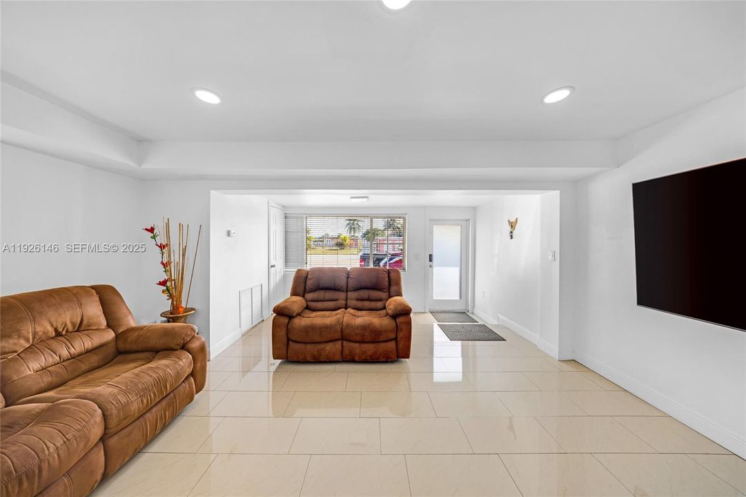 待售: $430,000 (5 贝兹, 3 浴室, 1720 平方英尺)