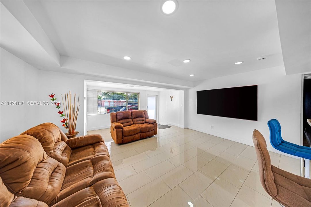 待售: $430,000 (5 贝兹, 3 浴室, 1720 平方英尺)