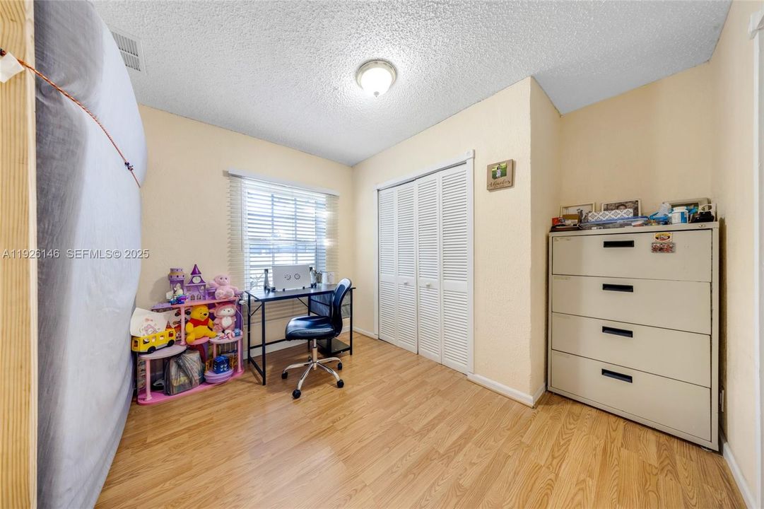 待售: $430,000 (5 贝兹, 3 浴室, 1720 平方英尺)