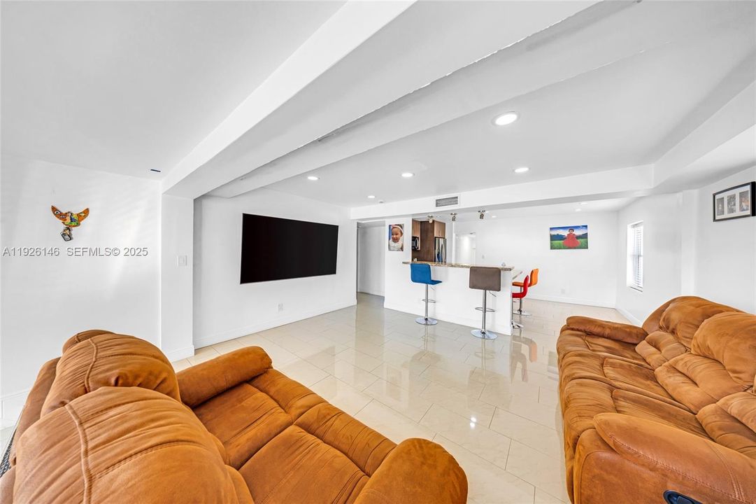 待售: $430,000 (5 贝兹, 3 浴室, 1720 平方英尺)