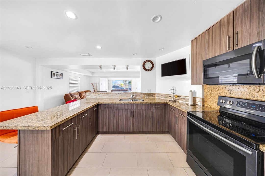 待售: $430,000 (5 贝兹, 3 浴室, 1720 平方英尺)