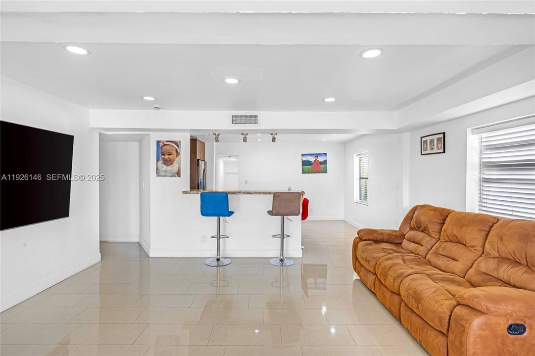 待售: $430,000 (5 贝兹, 3 浴室, 1720 平方英尺)