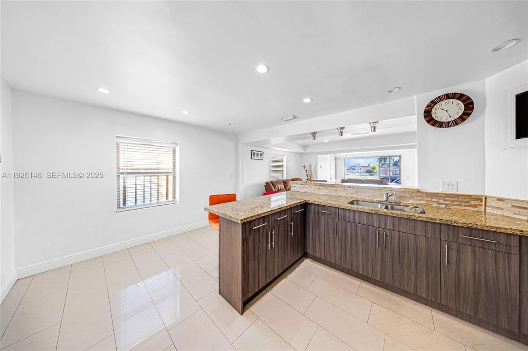 待售: $430,000 (5 贝兹, 3 浴室, 1720 平方英尺)