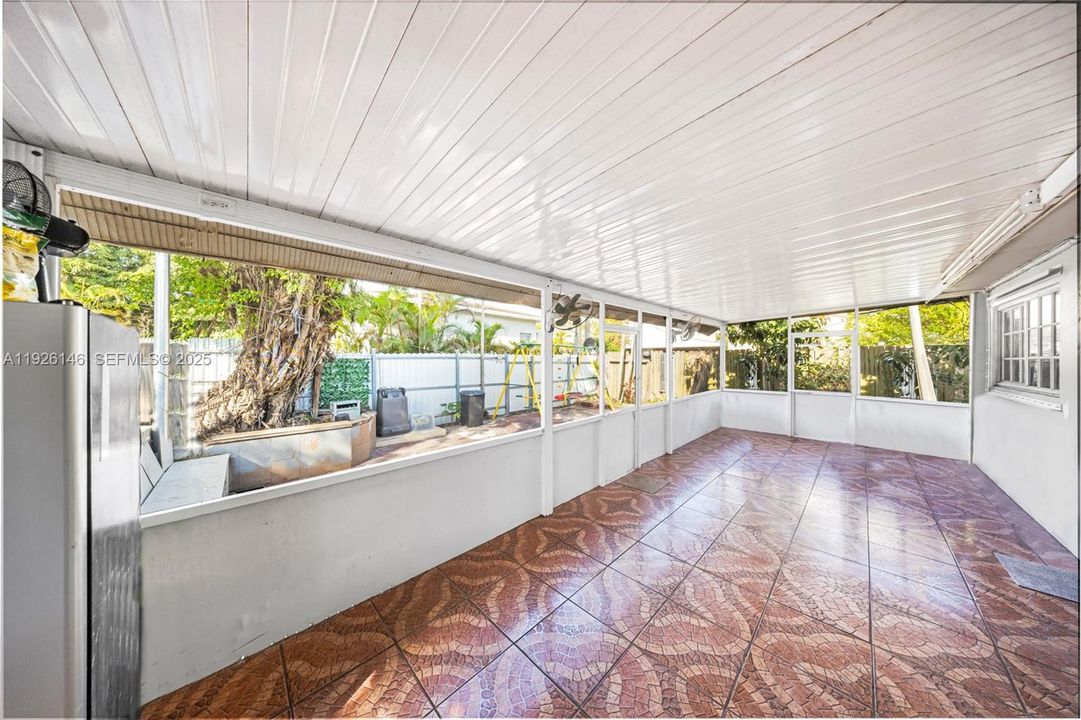 待售: $430,000 (5 贝兹, 3 浴室, 1720 平方英尺)