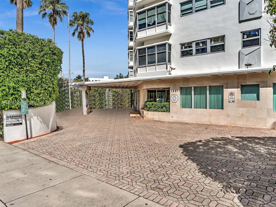 For Rent: $3,500 (2 beds, 2 baths, 940 Square Feet)