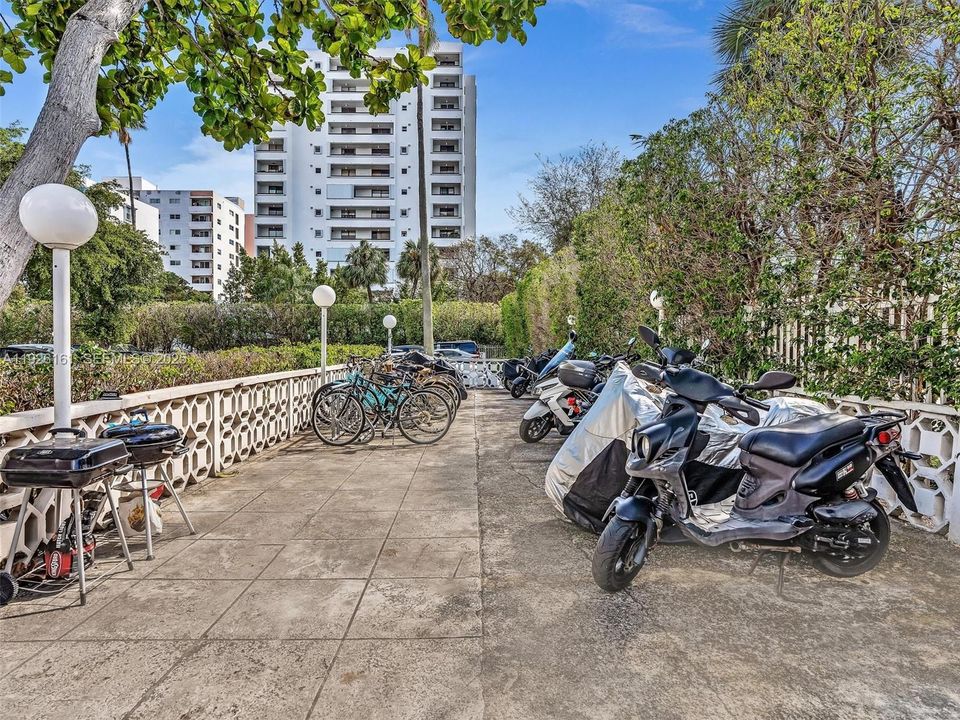 For Rent: $3,500 (2 beds, 2 baths, 940 Square Feet)