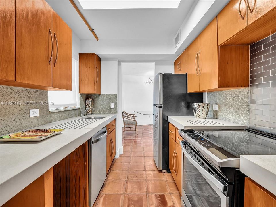 For Rent: $3,500 (2 beds, 2 baths, 940 Square Feet)