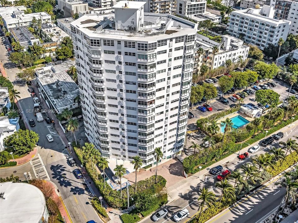 For Rent: $3,500 (2 beds, 2 baths, 940 Square Feet)