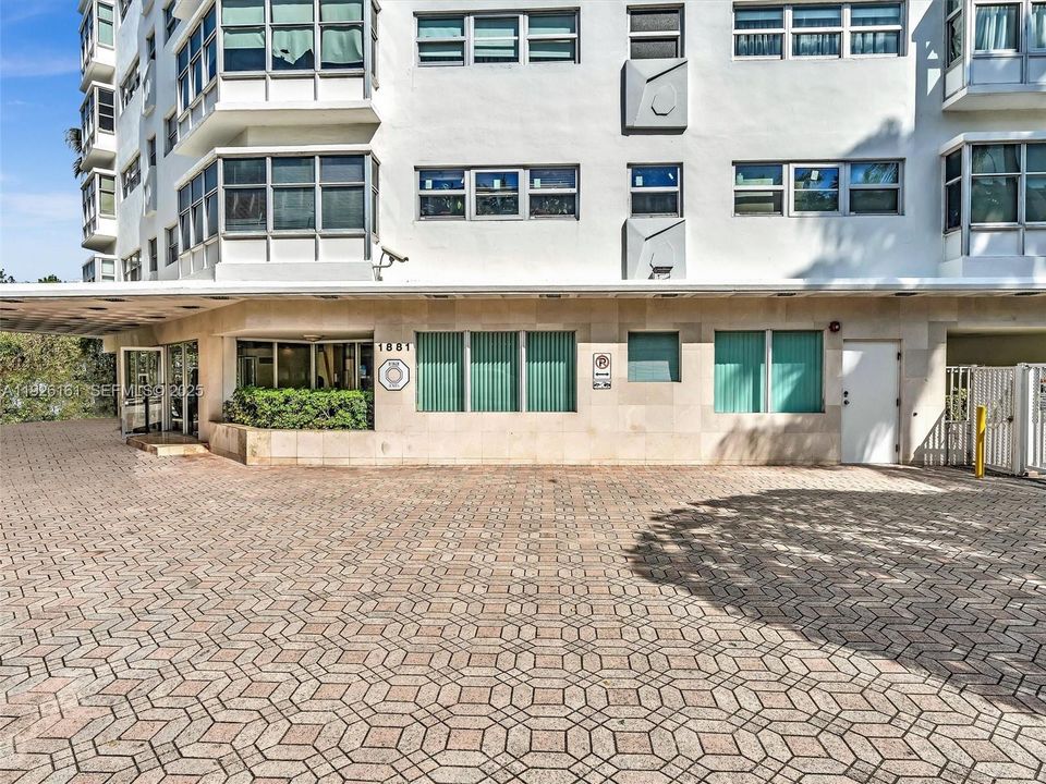 For Rent: $3,500 (2 beds, 2 baths, 940 Square Feet)