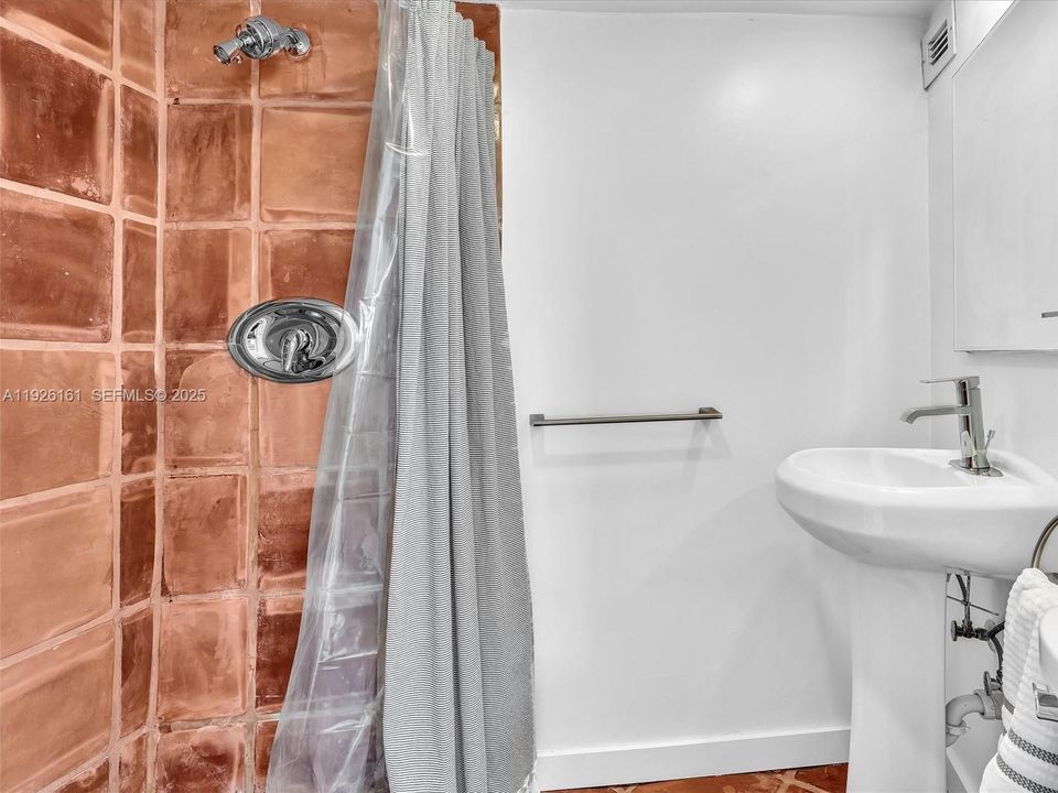 For Rent: $3,500 (2 beds, 2 baths, 940 Square Feet)